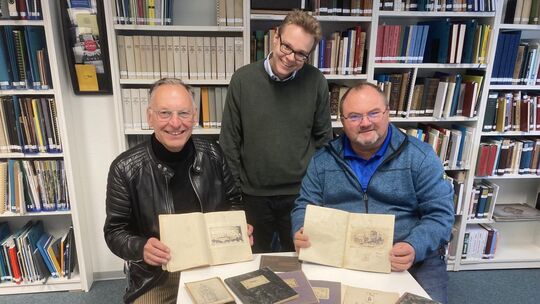 Dieter Hacker (links) und Klaus-Ulrich Lippmann (rechts) präsentieren die 100 Jahre alten Hefte von Wilhelm Vogel, auf die sie b Dieter Hacker (links) und Klaus-Ulrich Lippmann (rechts) präsentieren die 100 Jahre alten Hefte von Wilhelm Vogel, auf die sie b