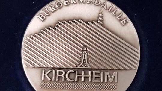 Die Bürgermedaille vergibt die Stadt Kirchheim seit 1992 für besondere Verdienste um das Gemeinwohl und herausragende persönlich Die Bürgermedaille vergibt die Stadt Kirchheim seit 1992 für besondere Verdienste um das Gemeinwohl und herausragende persönlich