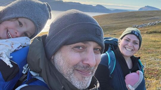 Die vierköpfige Familie Eren testet in Akkarfjord das Leben im hohen Norden. Foto: privat Die vierköpfige Familie Eren testet in Akkarfjord das Leben im hohen Norden. Foto: privat