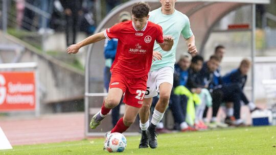 Im Vorwärtsgang: Leon Holder und der TSV Weilheim sind seit Anfang September auf Ligaebene unbesiegt. Foto: Till Freiberger Im Vorwärtsgang: Leon Holder und der TSV Weilheim sind seit Anfang September auf Ligaebene unbesiegt. Foto: Till Freiberger