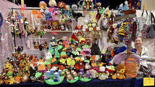 Suchbild mit Damen: In diesem farbenfrohen Stand sind die Verkäuferinnen nur schwer in ihrer Auslage zu erkennen. Foto: Sabine A Suchbild mit Damen: In diesem farbenfrohen Stand sind die Verkäuferinnen nur schwer in ihrer Auslage zu erkennen. Foto: Sabine A