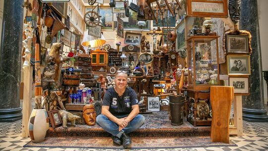 Mit Gegenständen vom Flohmarkt, die Lebensgeschichten erzählen, arbeitet die Künstlerin Angela Vanini. Foto: Roberto Bulgrin Mit Gegenständen vom Flohmarkt, die Lebensgeschichten erzählen, arbeitet die Künstlerin Angela Vanini. Foto: Roberto Bulgrin