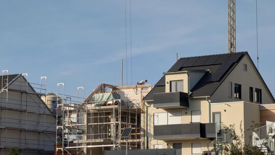Ein Einfamilienhaus zu bauen, ist für viele Menschen aufgrund gestiegener Zinsen und Baukosten völlig unerreichbar geworden. Arc Ein Einfamilienhaus zu bauen, ist für viele Menschen aufgrund gestiegener Zinsen und Baukosten völlig unerreichbar geworden. Arc