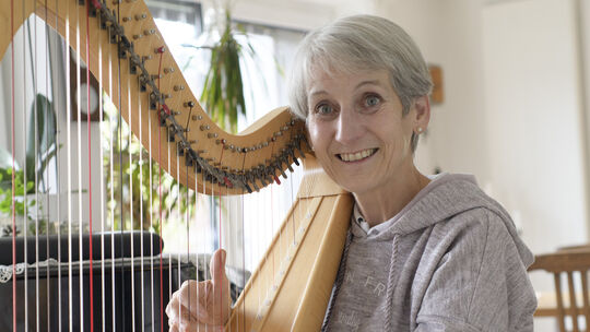 Pfarrerin Iris Sönning mit der Harfe, dieses Instrument begann sie an der Muskschule in Kirchheim zu erlernen. Foto: Peter Dietr Pfarrerin Iris Sönning mit der Harfe, dieses Instrument begann sie an der Muskschule in Kirchheim zu erlernen. Foto: Peter Dietr