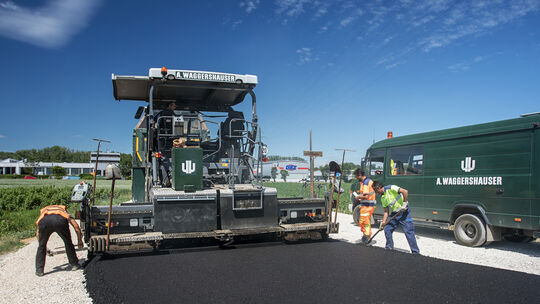 Mit doppelter Hitzebelastung hatten gestern die Bauarbeiter zu kämpfen. Sie brachten den Asphaltbelag auf die ICE-Baustellenstra Mit doppelter Hitzebelastung hatten gestern die Bauarbeiter zu kämpfen. Sie brachten den Asphaltbelag auf die ICE-Baustellenstra