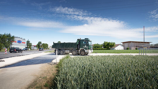 Mit doppelter Hitzebelastung hatten gestern die Bauarbeiter zu kämpfen. Sie brachten den Asphaltbelag auf die ICE-Baustellenstra Mit doppelter Hitzebelastung hatten gestern die Bauarbeiter zu kämpfen. Sie brachten den Asphaltbelag auf die ICE-Baustellenstra