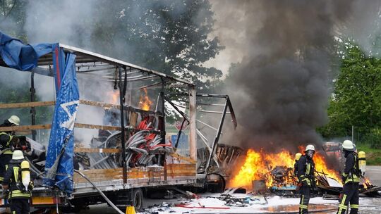 Das Wohnmobil von TV-Star Ludwig Hofmaier brannte ebenso aus wie ein Lastwagen.