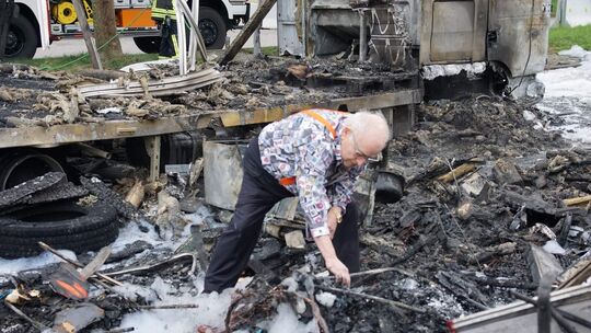 Ludwig Hofmaier sucht in den Trümmern nach Überresten seiner Antiquitäten. Ludwig Hofmaier sucht in den Trümmern nach Überresten seiner Antiquitäten.